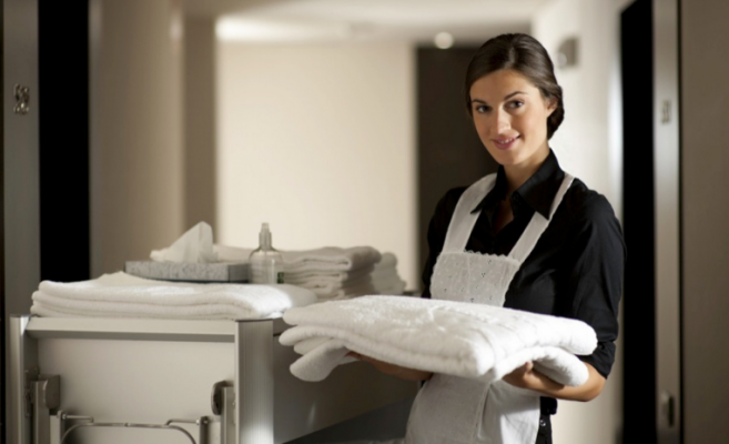 Работя като чистачка в Испания и взимам 10 евро на час. Защо да се прибирам в България