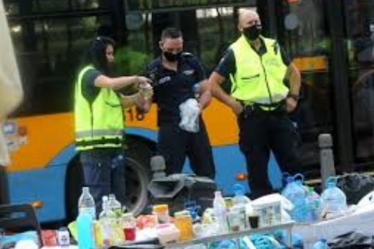 Резилът е пълен! Гладни полицаи закусиха с провизиите на протестърите