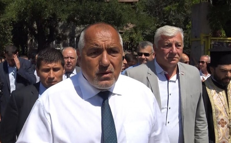 Младеж се хвали в социалната мрежа: Вчера взех 50 лева да слушам Бойко