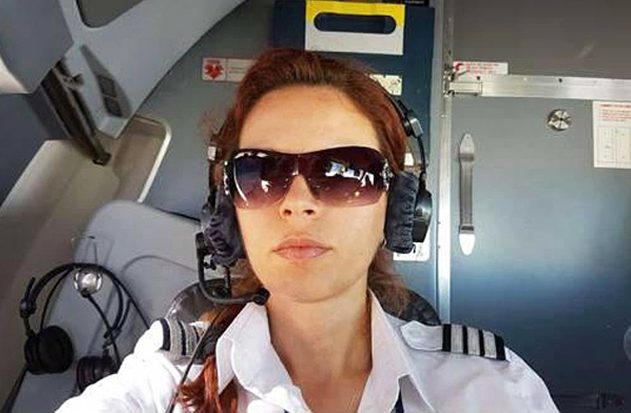 Червенокосата Райна със сигурност е най-красивият пилот в България