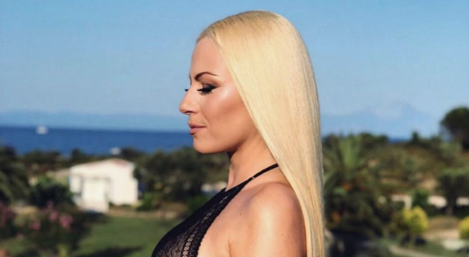 Камелия на 50 години се пусна по бельо и скри шапката на всичките