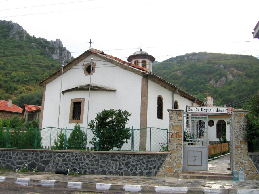 Стотици поклонници се редят на опашка за да се докоснат до живата вода