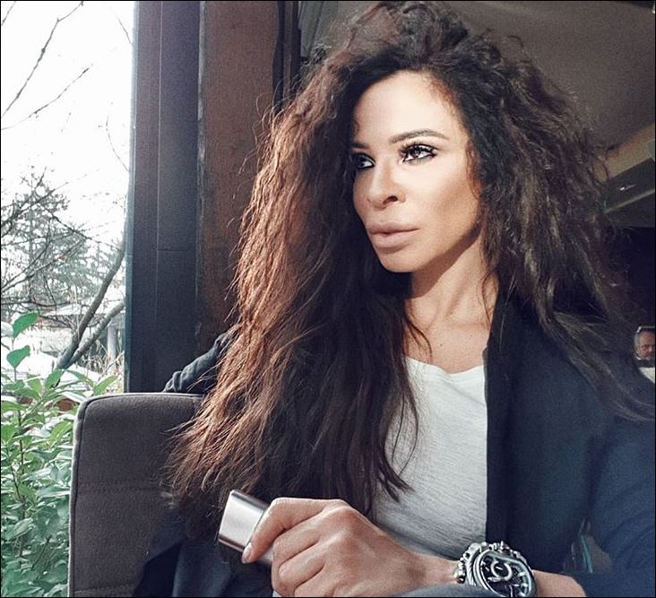 Излагация: Маги Желязкова отиде полугола на тузарска сватба и я сцепиха от коментари (Снимки)