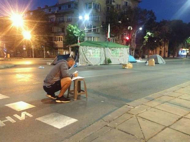 Протестиращ: Даже и парите за химикалки на полицията в нашата държава се крадат!