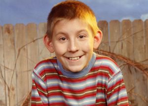 Помните ли сладура Дюи от сериала „Малкълм“? Вижте как изглежда днес (СНИМКИ)