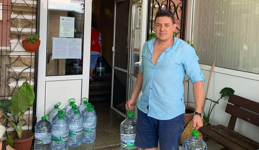 Бизнесмен дари 1100 литра минерална вода на село страдащо от безводие