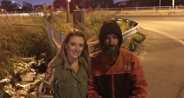Бездомник даде единствените си 20 долара на жена в беда