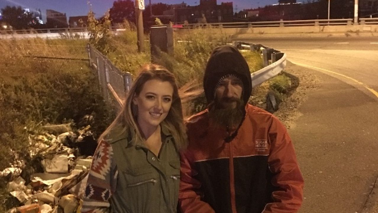 Бездомник даде единствените си 20 долара на жена в беда