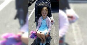 Бащата на момичето умира преди да се роди-8 години по-късно майката я води в пицария където тя се взира в мъж без да сваля поглед