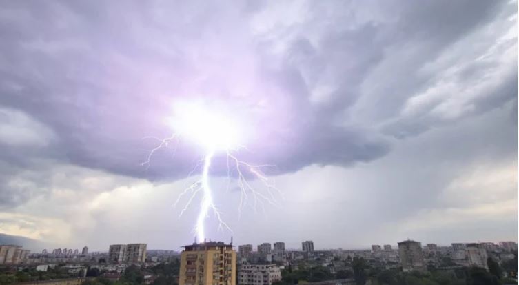 Синоптик от НИМХ бие тревога: Кошмарно време удря България в събота