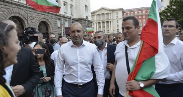 Честният изход: Радев се отказва като президент и става водач на протеста