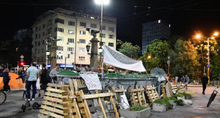 Горещи новини за грозния скандал между протестиращи на Орлов мост