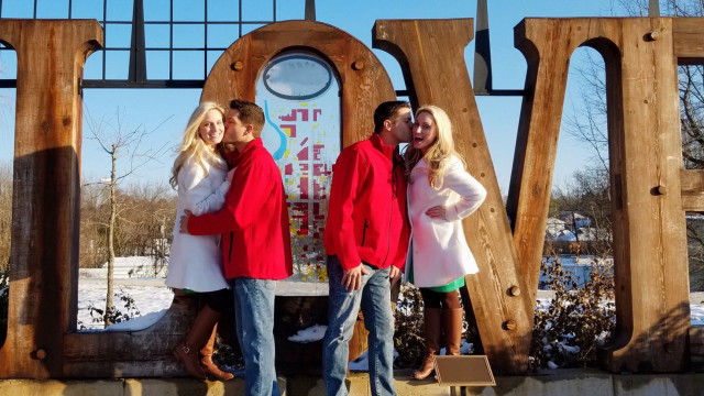 Еднояйчни близначки забременяха по едно и също време