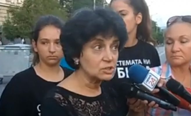 Жена от Системата ни убивa: Ще изгоря като факла ако полицията се опита да премахне палатковия лагер