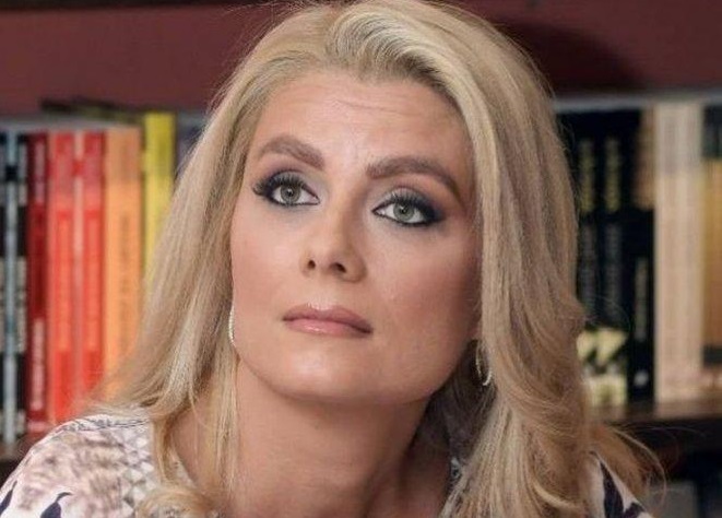 Венета Райкова събра погледите с изрязан бански на плажа – направо скри шапката на конкуренцията (Снимки)