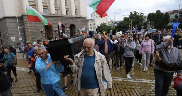 Свещеник: Боже докъде стигнахме?! Кои са тези хора които привикват народа ни да мъкне ковчези и жито