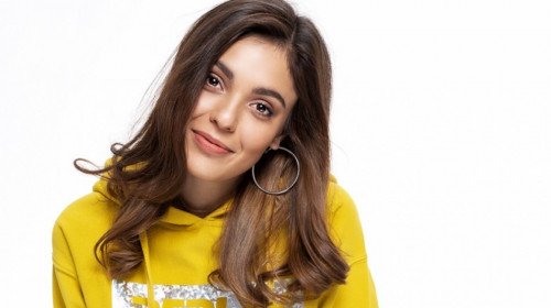 Бременната от братовчед си Евелин Костова показа наедрялото коремче