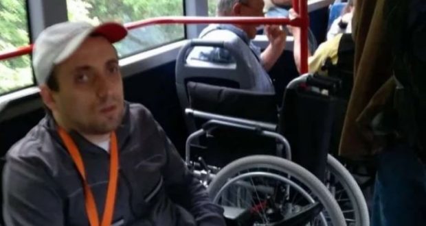 Момче с увреждания избухна срещу „Системата ни убива“: Те са провокаторите и срам ме е как ги изкарват жертви
