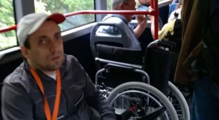 Момче с увреждания избухна срещу „Системата ни убива“: Те са провокаторите и срам ме е как ги изкарват жертви