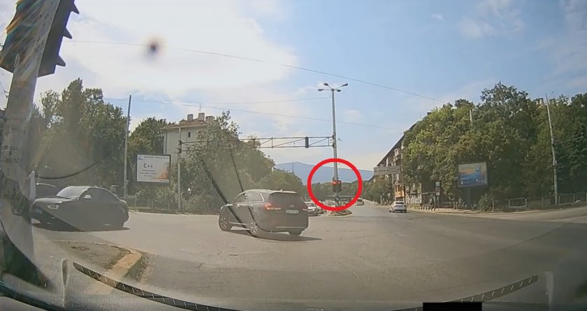 КЪДЕ е КАТ? Ревльото Тити пак фучи на червено / ВИДЕО