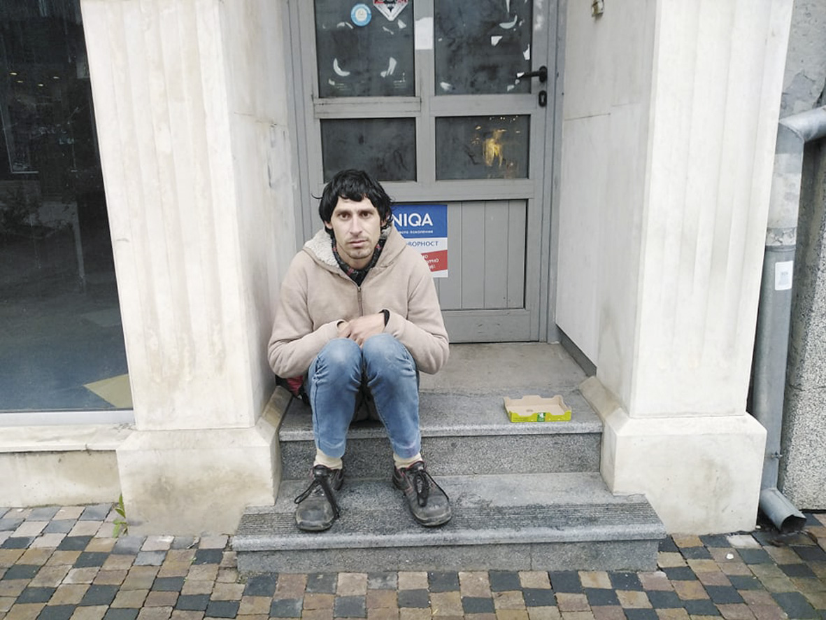 Оковали бездомника Светльо с вериги изтезавали го с ток