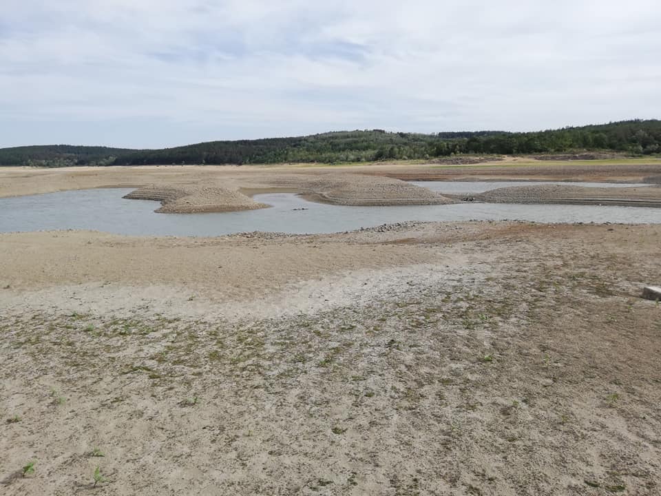 Един от най-големите язовири в България пресъхна за два месеца СНИМКИ