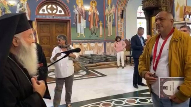 Свещеници ръкопляскат на Борисов в църквата в Ловеч