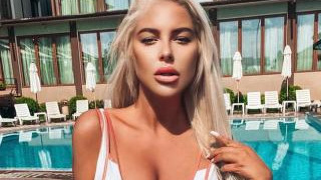 Ужас! Андреа показа провисналия си силикон от Румъния! СНИМКИ