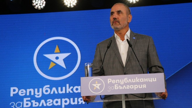 Щерка на легендарна чалга фурия влиза в партията на Цветанов СНИМКИ