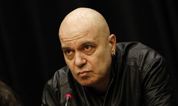 Слави Трифонов изригна срещу властта: За някои 2 дни карантина а за нас 10?