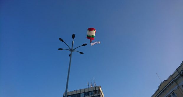 Предложение за брак долетя с парашут на централния площад в Пловдив / СНИМКИ И ВИДЕО /