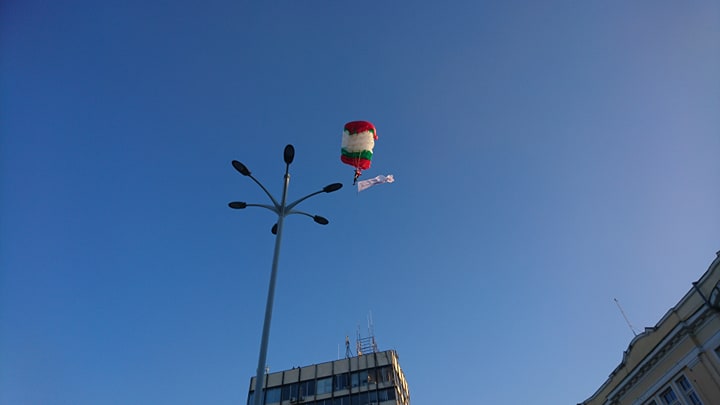 Предложение за брак долетя с парашут на централния площад в Пловдив / СНИМКИ И ВИДЕО /