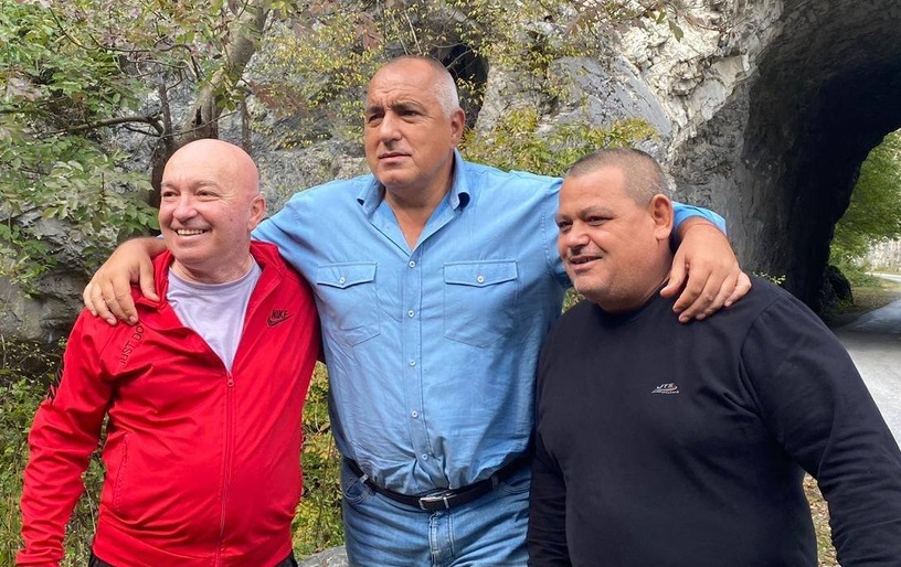 Резил! Бойко Борисов обикаля цял месец с едни и същи дрехи