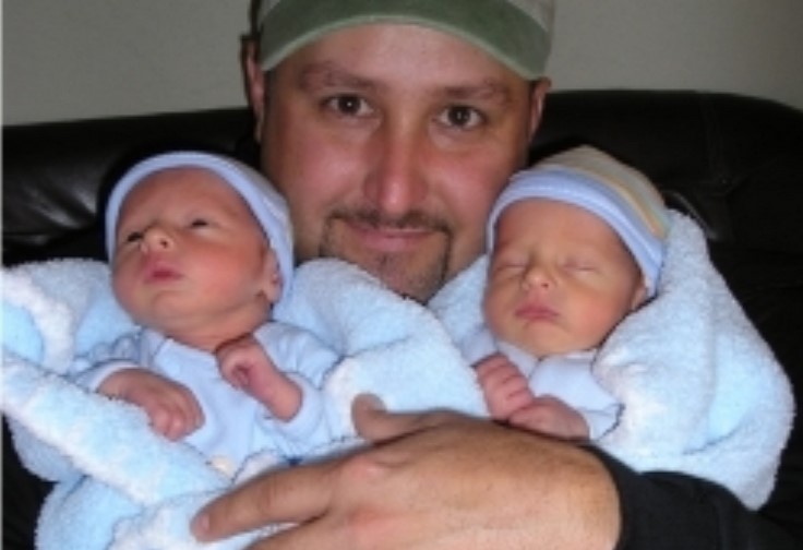 Акушерка не можа да скрие сълзите си: плаках с глас когато бездетно семейство осинови близначета