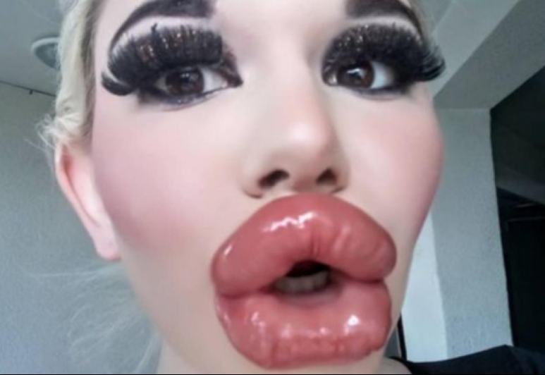 БГ Барби Андреа се появи на живо и шокира всички с визията си ( ПЛАШЕЩИ СНИМКИ)