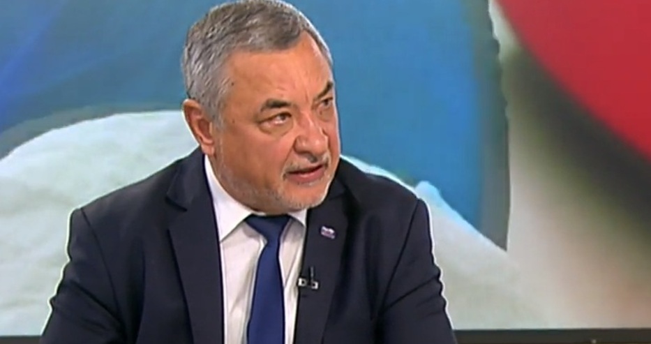 Валери Симеонов: Трябва да се забранят всички обществени прояви още тази седмица