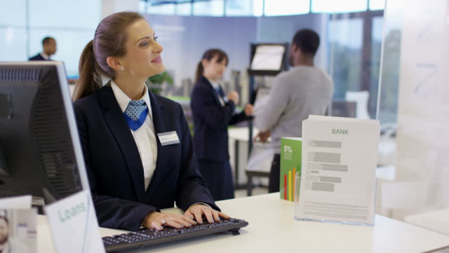 Банките извадиха голямата секира: С колко ни дялкат за всяка сметка