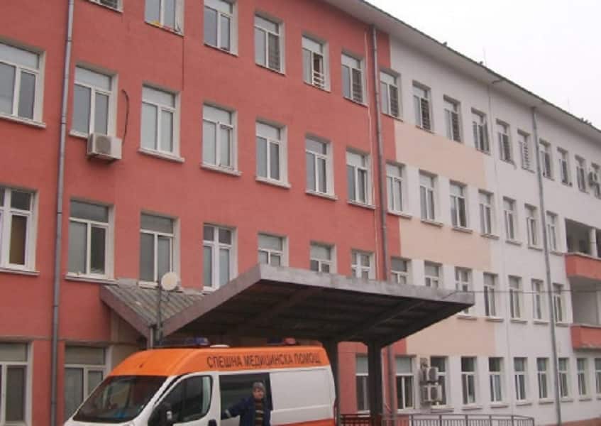 Мама седеше посиняла от студ в стая с починала жена и отворени прозорци