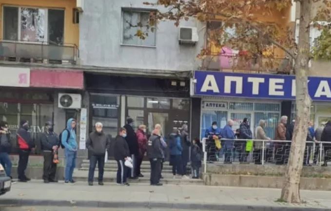 Лудост в София! Километър опашка заради лекарство помагащо и в трите фази на К-19!