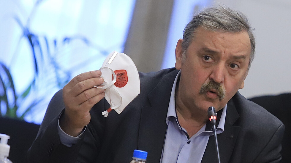 При новия щам 10 души могат да заразят други 29