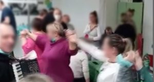 Медсестри играят хоро без маски в ковид отделение при болни хора