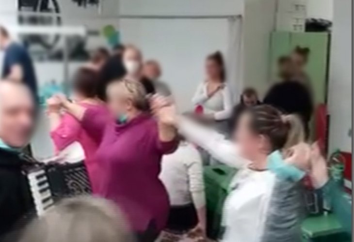 Медсестри играят хоро без маски в ковид отделение при болни хора