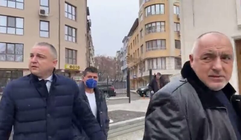 Варненци посрещнаха Бойко Борисов в викове “Оставка!” и освирквания