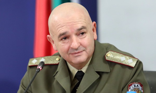 Проф. Венцислав Мутафчийски, председател на Националния оперативен щаб и началник на ВМА каза пред БНР: „Трябва да се намери баланс в естественото желание на хората да живеят нормално живота си и и да бъдат защитени. Като медици сме длъжни да излагаме цялата истина пред българските граждани и да активираме рационалните им разсъждения по този въпрос, включително и рационалния страх. Рационалният страх може да ни предпази съзнателно да не се излагаме на ситуации, които биха ни застрашили“. По думите му експертите у нас са разтревожени от случващото се в Европа заради британския щам на вируса. „Тревожна е тенденцията за бъдещето… Редуването на отслабване и на затягане на мерките, или т.нар. „скачащите локдауни“, дава глътка въздух на всички хора, защото напрежението се нагнетява при по-продължителни периоди“. Проф. Мутафчийски допълни, че в момента се работи по осигуряване на по-големи мощности, които да могат да правят секвенация на по-големи количества проби. Според Европейската комисия страните членки трябва да правят секвениране на между 5-10% от взетите проби. По темата за ваксините председателят на НОЩ коментира: „Фирмите производители се оказва, че не са толкова коректни, за да може да се планира коя страна какви количества ваксини ще получи… На 7 февруари очакваме 48 000 дози, на 14 февруари – 75 000 и до края на месеца очакваме 139 000 дози от „АстраЗенека“. Днес се очакват от „Модерна“ 3600 дози, а в понеделник – 17 550 дози от „Пфайзер“… Предстои сключване на договор и със седма компания. До края на годината трябва да имаме 18 млн. дози“. За ефективността на ваксината на „АстраЗенека“ при по-възрастните пациенти проф. Мутафчийски уточни, че в препоръката на фирмата е записано с нея да не се ваксинират пациенти над 55 години, защото тази възрастова група не е била включена в експерименталния процес. Той подчерта, че ваксинационният календар в нашата страна е балансиран и поясни, че предстои неговата актуализация за включване в приоритетните групи на бъдещи членове на избирателни комисии.