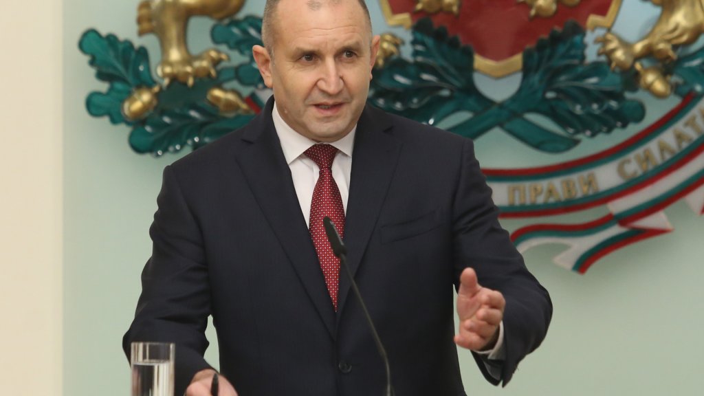 Румен Радев е спасителят