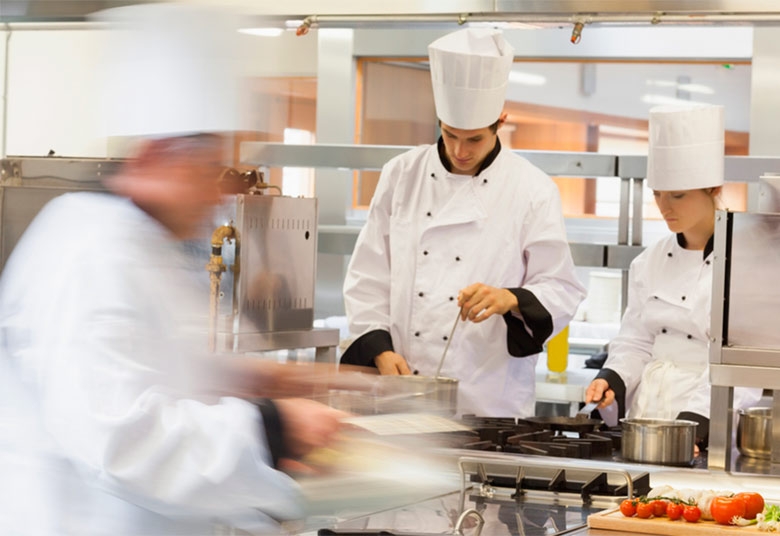 Най-търсената професия у нас в момента е тази на готвача. Заплатите стигат до 5 бона