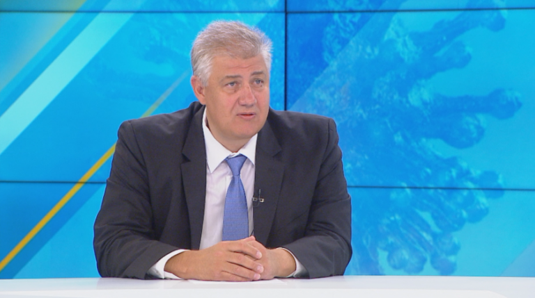 Проф. Балтов ни изправи косите: Иде четвърта COVID-19 вълна! Пазете децата!