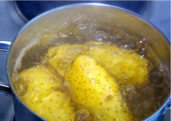Правите голяма ГРЕШКА ако изхвърляте водатa в която варите картофи