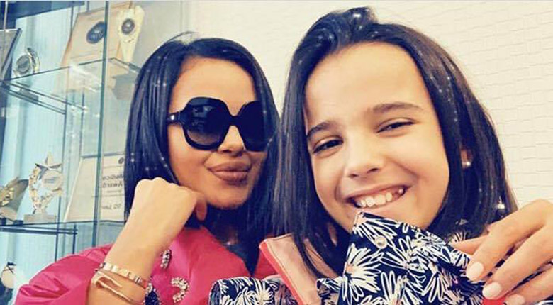 Дъщерята на Мария се пече в Занзибар без мама - вижте каква красива тийнейджърка е Марая (Снимки):