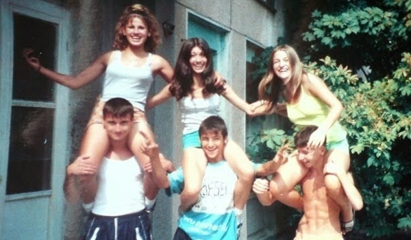 Посвещава се на всички израснали през 70-те 80-те и 90-те